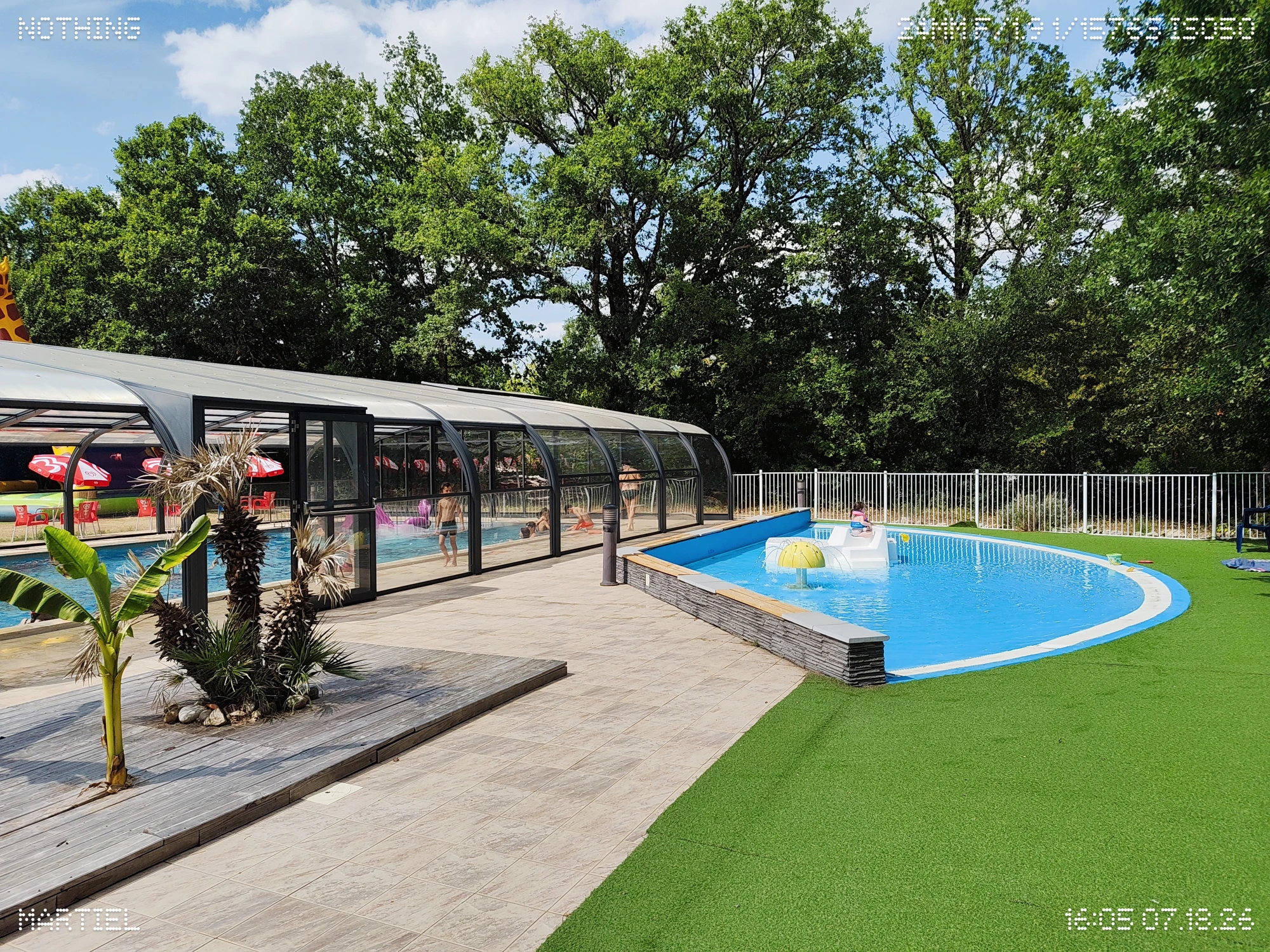 L'espace aquatique du camping Le Lac aux Oiseaux : piscine couverte et pataugeoire à Martiel